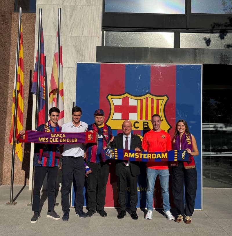 La delegació de la Penya Blaugrana Amsterdam davant les oficines del FC Barcelona